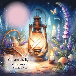 Puede incluir: Ilustración en acuarela de una linterna vintage que emite un brillo cálido, rodeada de flores moradas, velas y una cesta. El texto "You are the light of the world. Matthew 5:14" está presente. Una mariposa revolotea en el fondo.