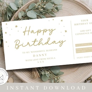Könnte beinhalten: Ein weißer Geburtstagsgutschein mit goldfarbenen Buchstaben und Sternen. Der Text lautet "Happy Birthday" und enthält Platz für ein Geschenkerlebnis. Der Gutschein ist für einen Ehemann namens Danny bestimmt.