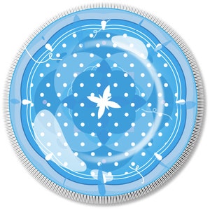 Pode incluir: Um prato decorativo redondo azul claro com um desenho de borboleta branca no centro. O prato apresenta um padr&atilde;o de bolinhas e uma borda branca com uma borda de franjas. O design &eacute; sim&eacute;trico e elegante.