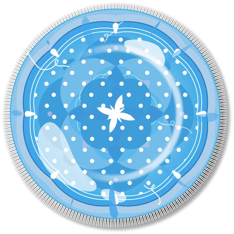 Pode incluir: Um prato decorativo redondo azul claro com um desenho de borboleta branca no centro. O prato apresenta um padr&atilde;o de bolinhas e uma borda branca com uma borda de franjas. O design &eacute; sim&eacute;trico e elegante.