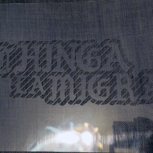 Puede incluir: Un est&eacute;ncil transparente con las palabras "CHINGA A TU MADRE" en una fuente audaz y estilizada. El texto est&aacute; recortado, revelando el fondo. El est&eacute;ncil se utiliza probablemente para proyectos de artesan&iacute;a o dise&ntilde;o.