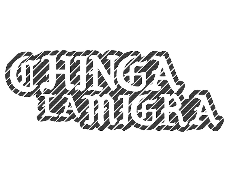 Puede incluir: Dise&ntilde;o gr&aacute;fico en blanco y negro con el texto "CHINGA LAMIGRA" en una fuente estilizada. Las letras blancas tienen rayas diagonales negras sobre un fondo blanco.