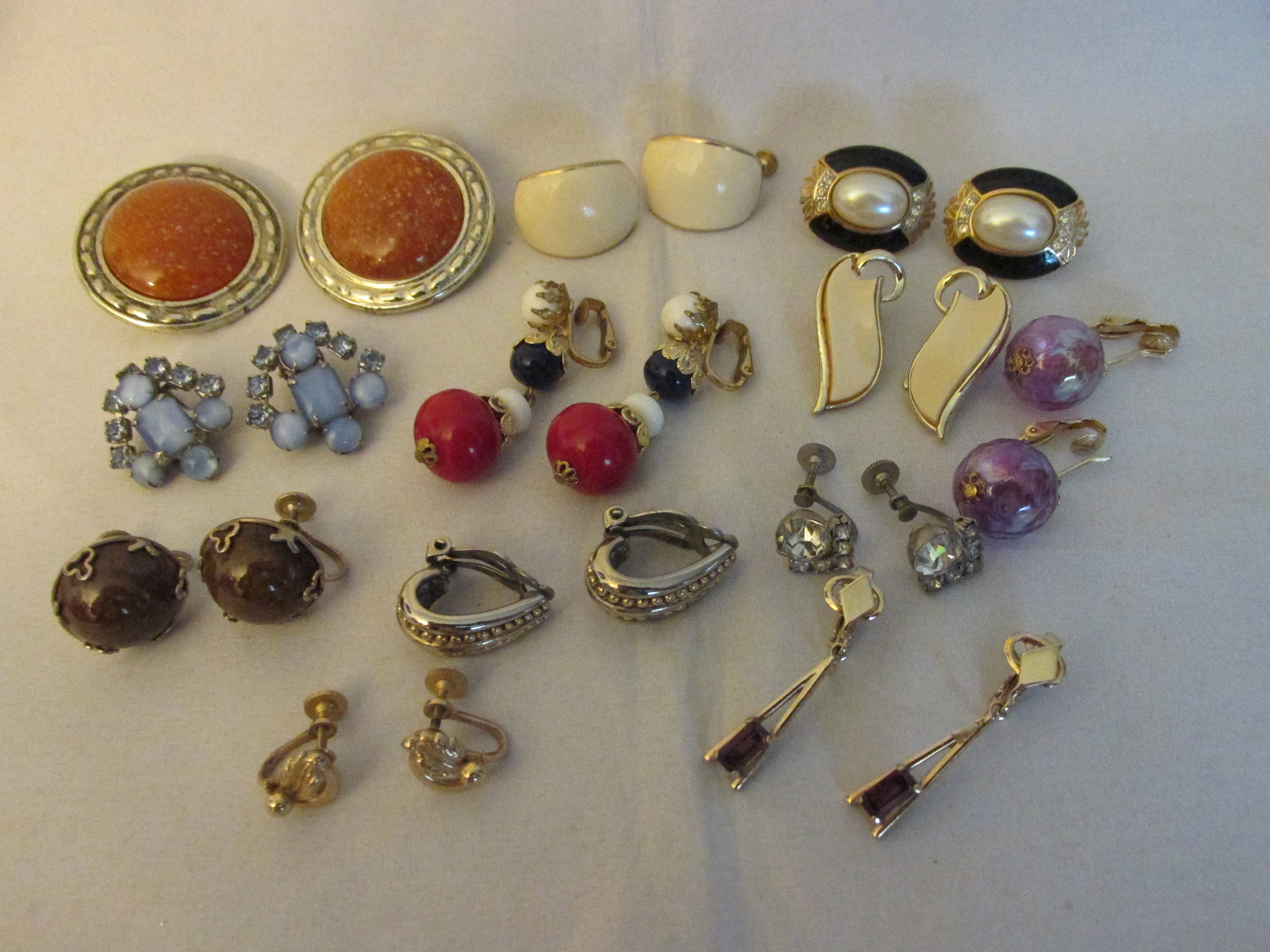 Vintage Lot of 12 Pairs of Earrings Rhinestones, Faux Pearls, Enameling ...
