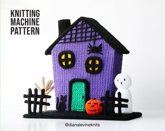 Puede incluir: Patrón de máquina de tejer para una casa de Halloween morada con una puerta verde, un gato negro, una telaraña y un fantasma. La casa está rodeada de una valla negra y un árbol desnudo.