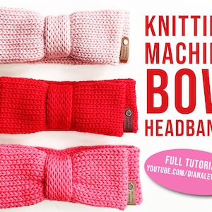 Puede incluir: Se muestran tres diademas de lazo de punto en tonos rosa y rojo. El texto "KNITTING MACHINE BOW HEADBANDS" está en rojo. Un óvalo rosa con el texto "FULL TUTORIAL: YOUTUBE.COM/DIANALEVINEKNITS" está en la esquina inferior derecha. Cada diadema tiene una pequeña etiqueta de cuero.