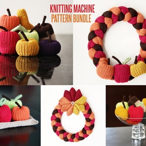 Puede incluir: Patrones de máquina de tejer para una corona de otoño y manzanas, calabazas y peras tejidas individualmente. La corona está hecha con hilo marrón, naranja y rojo. Las frutas individuales son de varios colores, incluyendo rojo, naranja, amarillo, verde y morado.