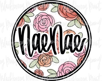 Könnte beinhalten: Ein weißer Kreis mit schwarzem Rand und floralem Muster. Das Wort "Mae" ist in schwarzer Kursivschrift geschrieben.
