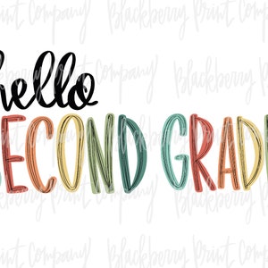 Puede incluir: Un diseño gráfico con las palabras "hello SECOND GRADE" en una fuente lúdica. "Hello" está en escritura negra, mientras que "SECOND GRADE" está en letras de bloque coloridas, perfecto para diseños de regreso a clases.