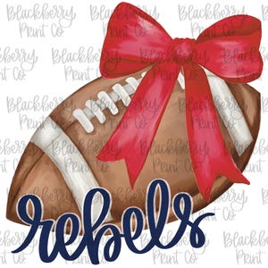 Puede incluir: Un balón de fútbol americano marrón con cordones blancos y un gran lazo rojo. La palabra "rebels" está escrita en azul marino debajo. La imagen tiene un efecto de acuarela.