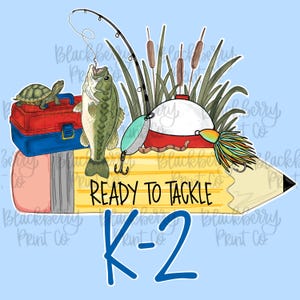 Op de afbeelding: Een gele potloodafbeelding met een rode en blauwe viskoffer, een schildpad, een groene vis, een hengel en lisdodden. De tekst luidt READY TO TACKLE K-2 in zwarte en blauwe letters. Het ontwerp bevat een vishengel en een dobber.