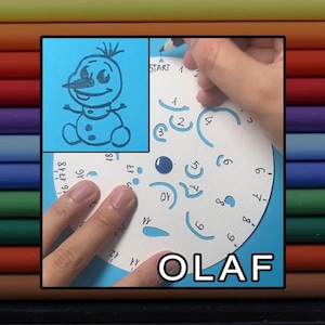 Puede incluir: Una guía de dibujo circular blanca con recortes azules numerados y la palabra OLAF impresa en la parte inferior. La guía presenta varias formas curvas utilizadas para dibujar un personaje de muñeco de nieve, mostrado en un recuadro azul.