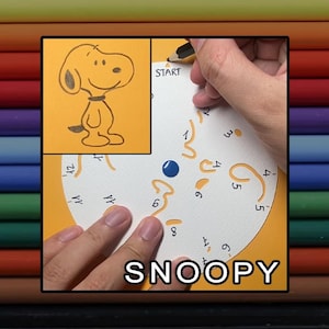 Puede incluir: Una plantilla circular de papel blanco con recortes y números para dibujar a Snoopy, con un punto de inicio y un punto central azul. Un recuadro muestra el dibujo terminado de Snoopy sobre papel naranja, con la palabra SNOOPY impresa abajo.