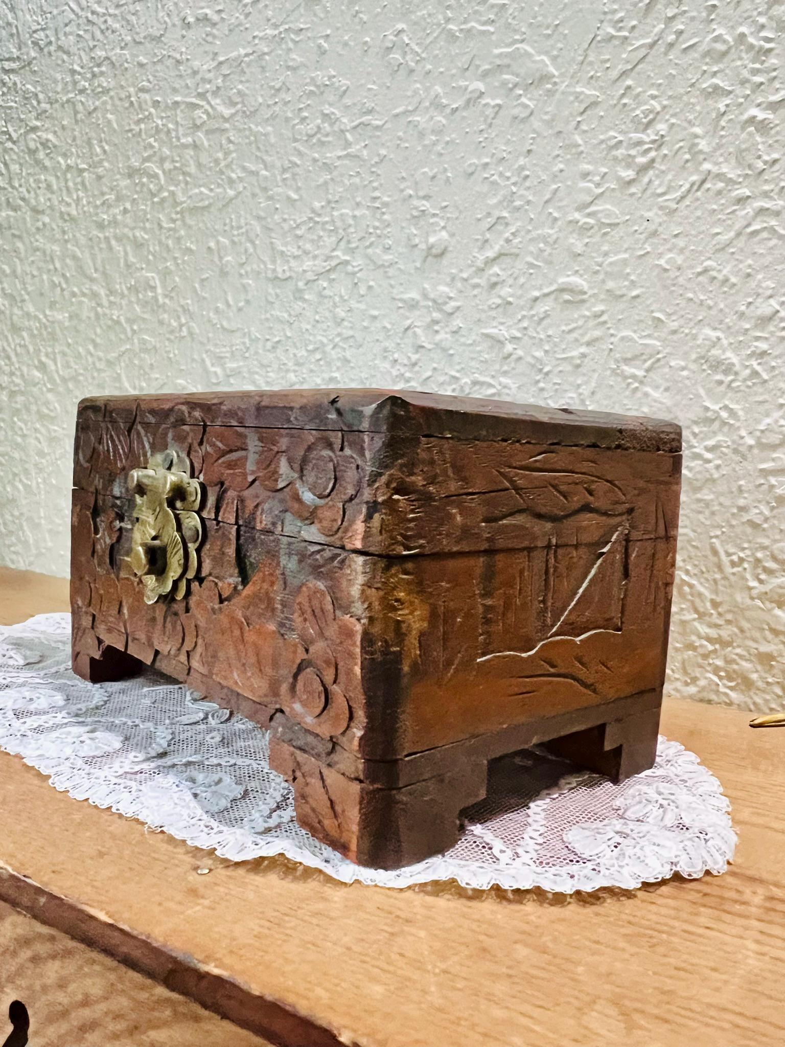 ヴィンテージ 中国風 神獣・グリフィン型 卓上ライター ＆ シガレットボックス Vintage 1950s Chinese Camphor Wood Trinket Box – Hand Carved With