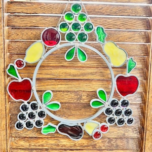 Atrapasol vintage con forma de corona de frutas y vitrales: decoración colorida para ventanas