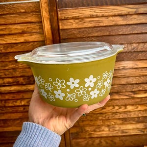 Vintage Pyrex 473 Spring Blossom Round Casserole with Lid – Green with White Pattern