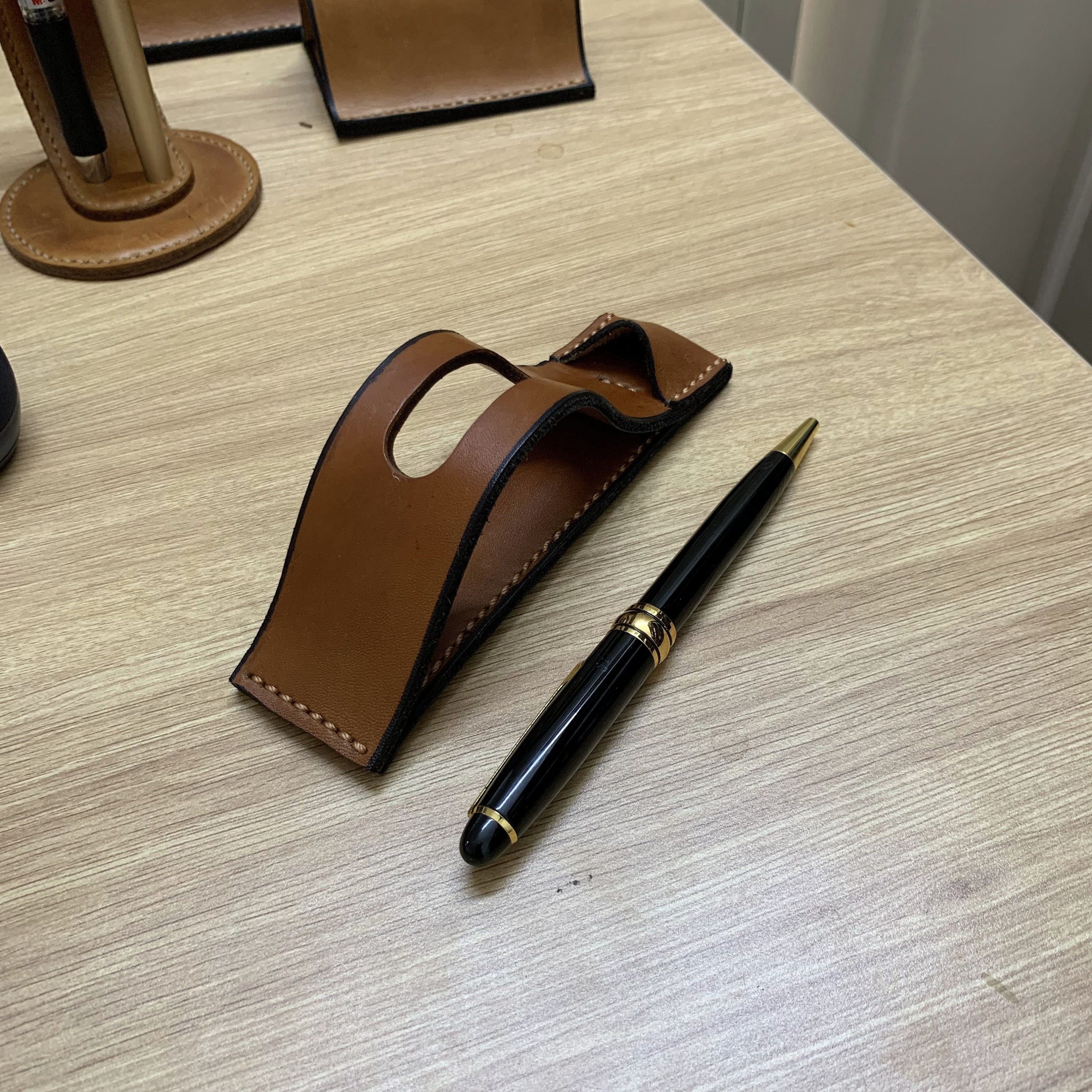 Desk Pen Holder, Pen Holder for Desk, Chestnut Leather 2 Fountain Pen Case,  Pen Holder, Fountain Pen Stand, Luxury Bosses Gifts Personalized 
