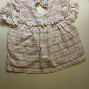 Camisa con ojales a rayas blancas y rosas de Carter's