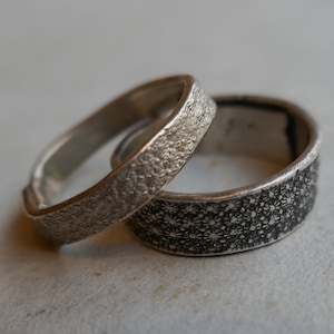 Anillos de boda plata ennegrecido con patrón: estrellas