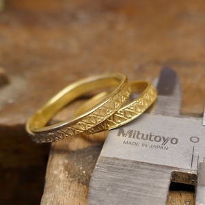 Wedding rings matt gold with pattern: leaves