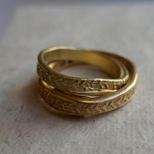 Wedding rings matt gold with pattern: leaves and berries