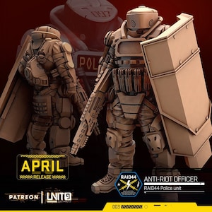 Może przedstawiać: Trójwymiarowy model futurystycznego policjanta w hełmie i kamizelce kuloodpornej, trzymającego tarczę i karabin. Model jest pomalowany na brązowo i ma szczegółowy projekt. Na podstawie modelu nadrukowany jest tekst "RAID44 ANTI-RIOT OFFICER RAID44 Police unit".