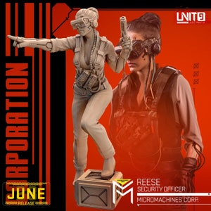 Könnte beinhalten: Eine 3D-gedruckte Miniatur einer weiblichen Figur, die ein futuristisches Outfit trägt und eine Waffe hält. Die Figur steht auf einer Kiste mit dem aufgedruckten Text "Micromachines Corp." und "Reese Security Officer". Der Hintergrund ist rot mit dem aufgedruckten Text "UNITO" und "JUNE RELEASE".
