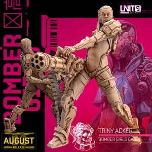 Peut inclure: Une miniature imprimée en 3D d'un personnage féminin tenant une grosse arme. Le personnage porte une tenue futuriste avec une armure et une ceinture. La miniature est peinte en brun clair. L'arrière-plan est rose avec le texte "Bomber Girls Gang" et "Triny Acker".