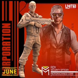 Könnte beinhalten: Eine 3D-gedruckte Figur eines futuristischen Sicherheitsbeamten, der ein Gewehr hält. Die Figur ist beige und hat ein detailliertes Design. Der Text "ROY SECURITY OFFICER MICROMACHINES CORP." ist auf dem Sockel der Figur aufgedruckt.