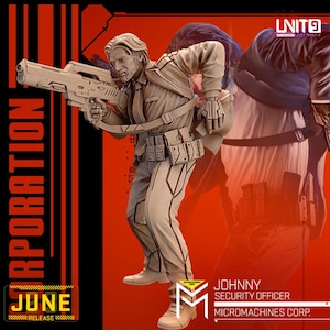 Könnte beinhalten: Eine detaillierte 3D-gedruckte Miniatur eines futuristischen Sicherheitsbeamten, der eine Waffe hält. Die Figur trägt eine braune Jacke, einen schwarzen Gürtel mit Taschen und graue Hosen. Die Figur steht auf einem roten Hintergrund mit dem Text "JUNE RELEASE" und "MICROMACHINES CORP.".