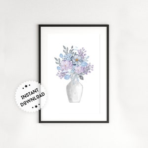 Pode incluir: Uma pintura em aquarela de um buquê de flores roxas e azuis em um vaso branco. As flores são dispostas em um estilo solto e natural, e o vaso é simples e elegante.