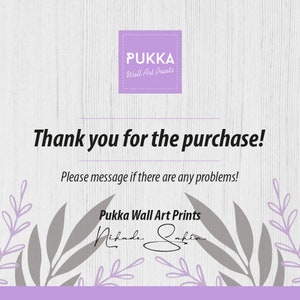 Peut inclure: Un message de remerciement pour un achat de Pukka Wall Art Prints. Le message est sur un fond en bois clair avec une bordure violette. Le texte est en noir et le logo de l'entreprise est en violet.