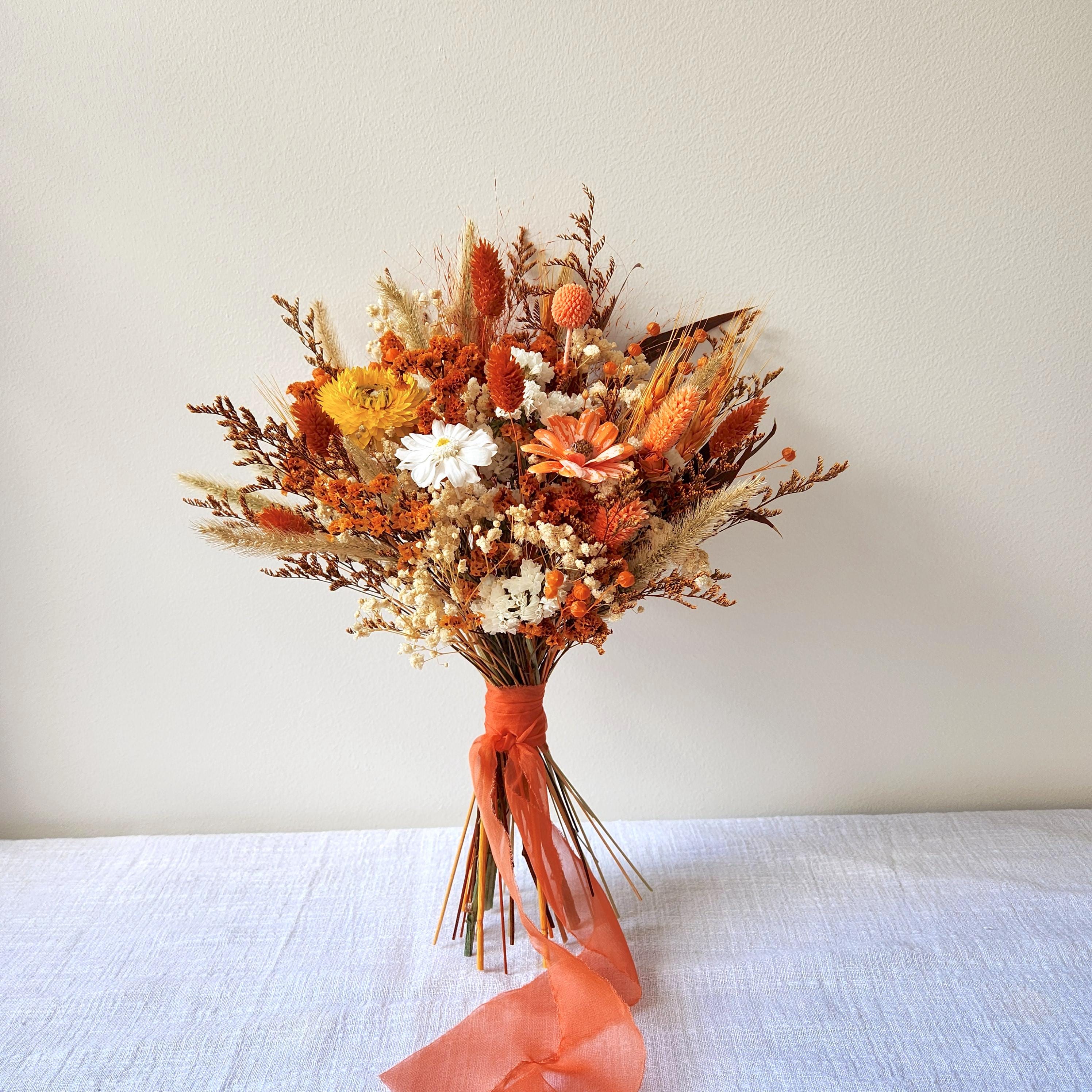 秋の野花ブーケ：バーントオレンジのドライフラワーウェディングブーケ