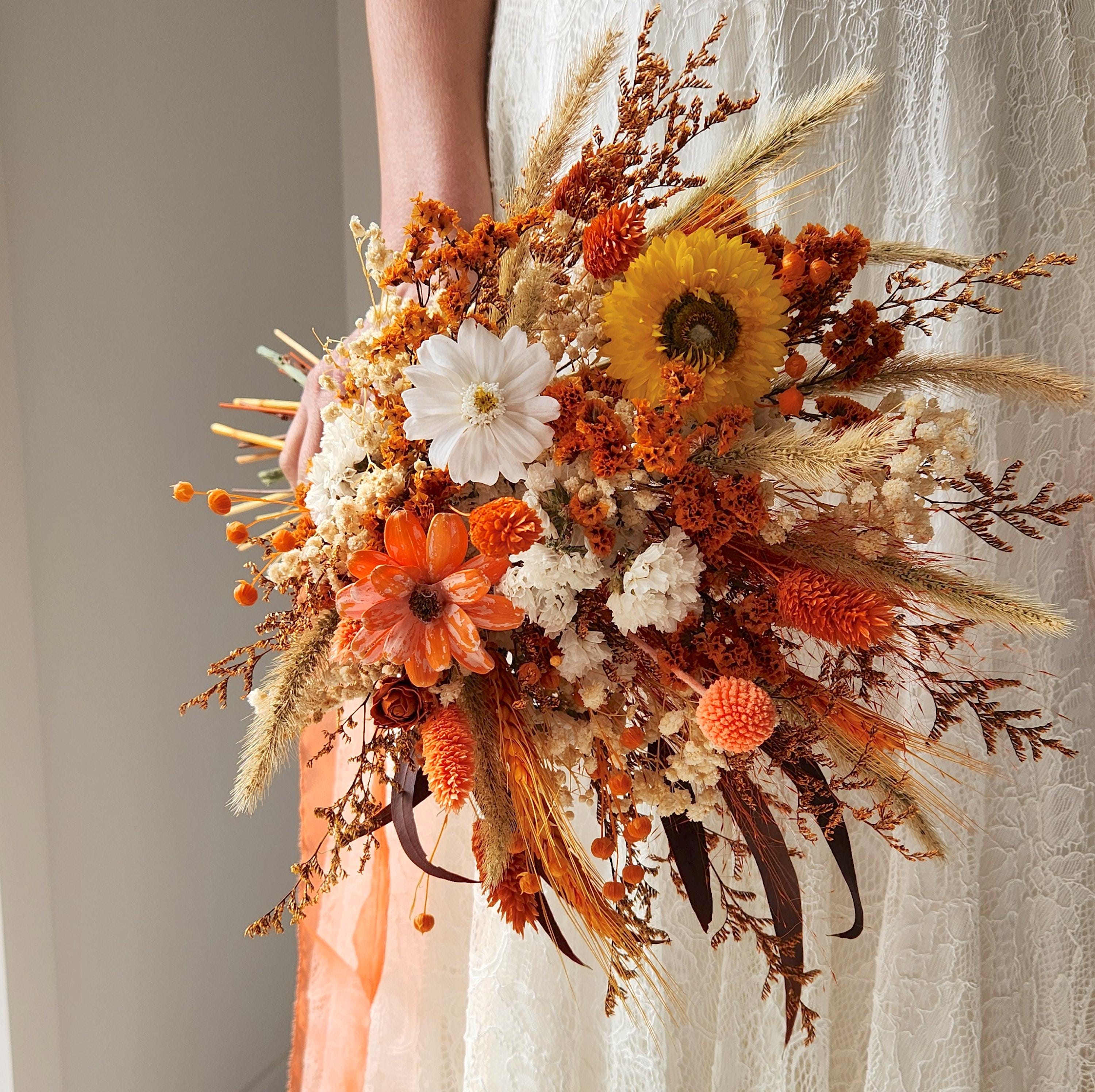 秋の野花ブーケ：バーントオレンジのドライフラワーウェディングブーケ
