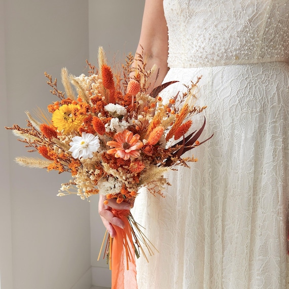 秋の野花ブーケ：バーントオレンジのドライフラワーウェディングブーケ