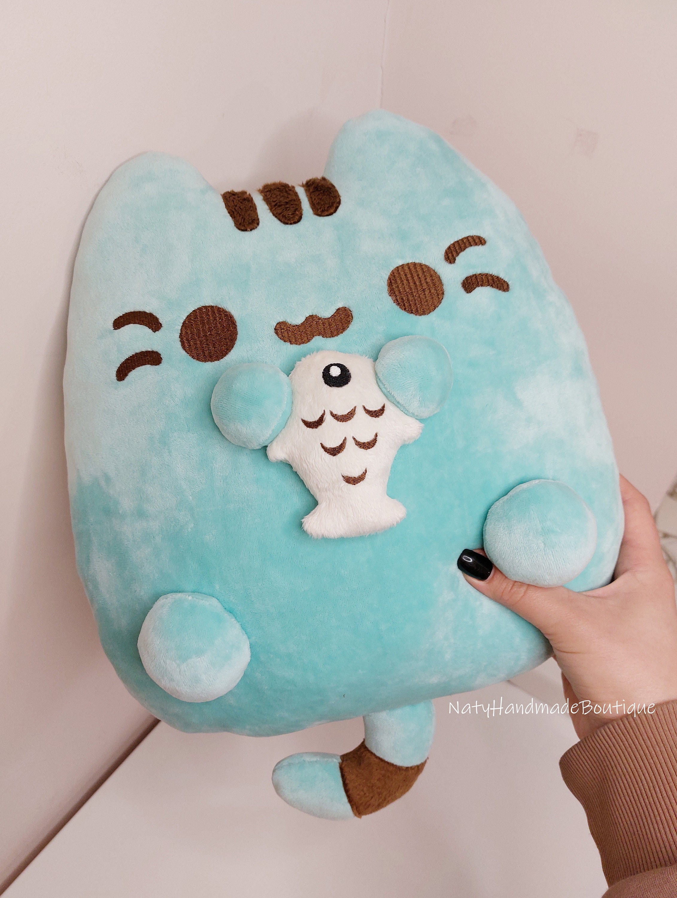 12 Chat Pusheen en peluche avec un poisson -  France