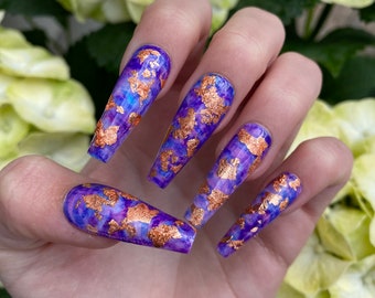 Hoja de oro rosa Prensa de acuarela púrpura / azul en las uñas