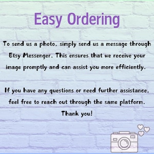 Peut inclure: Texte sur un fond bleu clair avec un motif de briques blanches. Le texte indique "Easy Ordering" et fournit des instructions pour envoyer une photo via Etsy Messenger. Une ic&ocirc;ne d'appareil photo avec deux c&oelig;urs se trouve en bas de l'image.