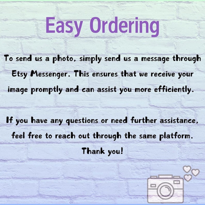 Peut inclure: Texte sur un fond bleu clair avec un motif de briques blanches. Le texte indique "Easy Ordering" et fournit des instructions pour envoyer une photo via Etsy Messenger. Une ic&ocirc;ne d'appareil photo avec deux c&oelig;urs se trouve en bas de l'image.