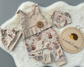 3 er Set Strampler Mütze uns Halstuch , Beige Braun Hasen Blumen Motiv, Strampler Mit Rüschen für Mädchen Aus French Terry