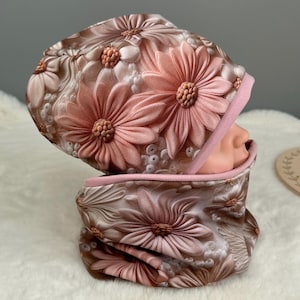 Set van muts en lus | cadeau idee babymeisje | Omkeerbare muts en sjaal voor kinderen | Cadeauset voor kinderen en baby&#39;s | Roze bloemen
