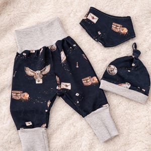 Conjunto bebé: pantalón, gorro y bandana, canastilla, conjunto recién nacido, niño unisex, pantalón bombacho beige búho escuela mágica Harry Potter