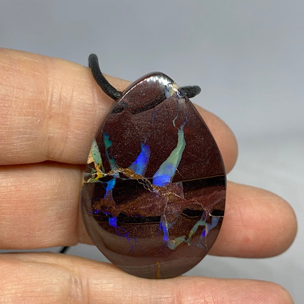 Natural Bright Boulder opal pendant with a unique pattern. E99