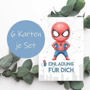 Könnte beinhalten: Eine rechteckige Einladungskarte mit einem Comic-Superhelden im rot-blauen Anzug vor einem Spinnennetz. Die Karte enthält den blauen Schriftzug "EINLADUNG FÜR DICH", ein kleines Bündel Luftballons und eine stilisierte Stadtsilhouette am unteren Rand.