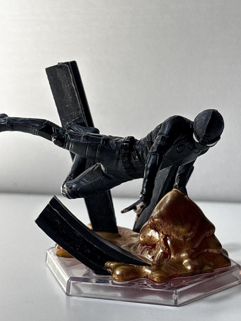 Spider-Man Far From Home Stealth Suit Figure Disney Store Diorama Marvel Display image 1