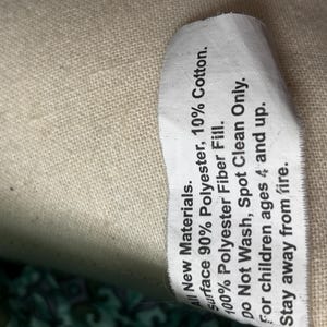 Puede incluir: Un letrero de madera r&uacute;stica con el texto "Welcome to our home" en un estilo manuscrito. El letrero presenta un acabado envejecido y un dise&ntilde;o sencillo y acogedor, ideal para un porche o entrada.
