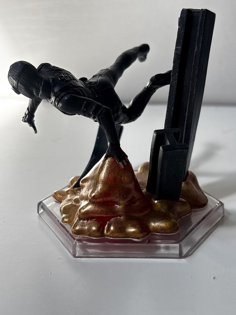 Spider-Man Far From Home Stealth Suit Figure Disney Store Diorama Marvel Display image 2