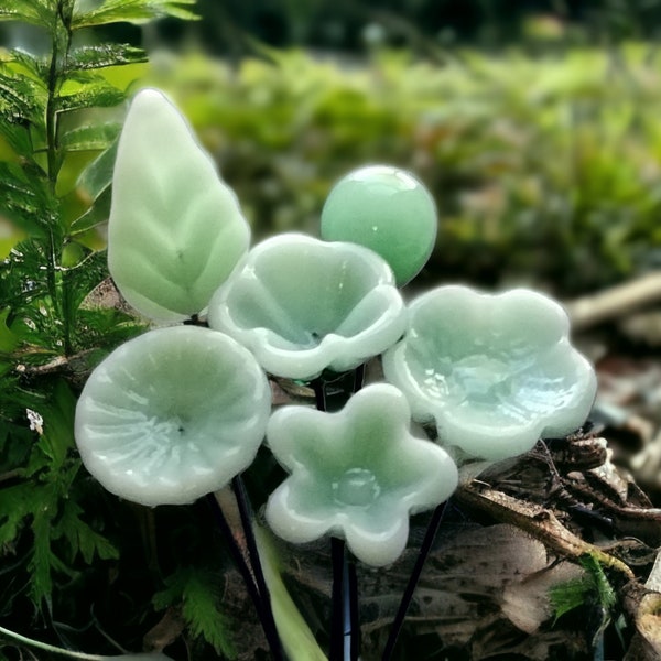 Fleur en verre jadéite vert opalino ~ toutes petites fleurs en verre miniatures (1/2 po. de diamètre) sur fil de fer ; individuellement fait main au chalumeau 0,5 po.