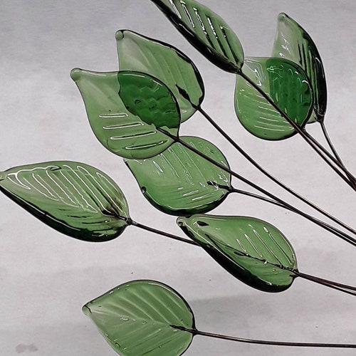 FEUILLES DE VERRE Élégante feuille vert sauge - Épingles à tête en forme de feuille de verre ~ forme de petite feuille de verre sur fil de fer ; individuellement fait main au chalumeau de 0,5 po.