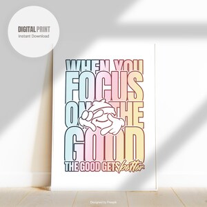 Può includere: Stampa digitale bianca con il testo "WHEN YOU FOCUS ON THE GOOD THE GOOD GETS BETTER" in un carattere sfumato colorato. La stampa include un gesto della mano dei cartoni animati e le parole "DIGITAL PRINT" e "Instant Download".
