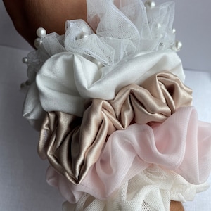 Bridal Scrunchies, Pearl Scrunchies, Bridesmaid Scrunchies, Elegant Scrunchies, Wedding Scrunchies, Bridal Party Scrunchies, White Scrunchie